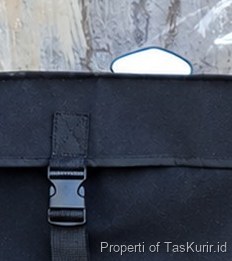 Gesper plastik pada tali saddle bag, detail tas obrok motor