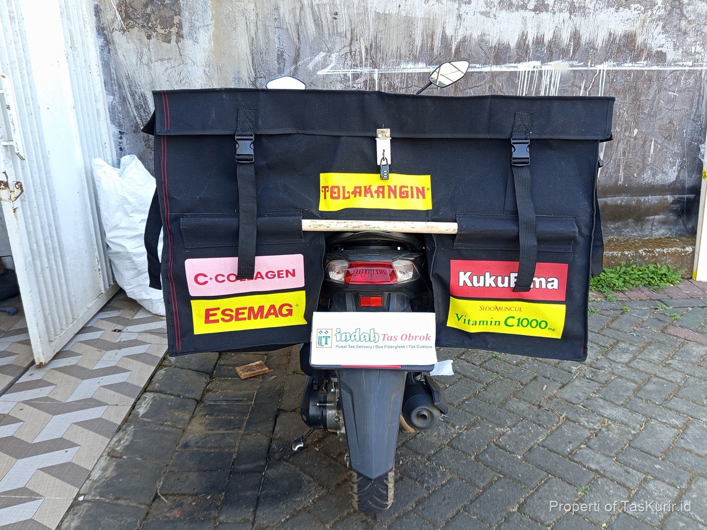 Tas kurir obrok setelah logo usaha dicetak dan dipasang, saddle bag tas delivery custom