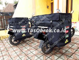 Saddle bag tas kurir obrok dengan logo Acefood terpasang di motor, tas delivery custom
