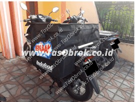 Saddle bag tas kurir obrok dengan logo Cap Enak terpasang di motor, tas delivery custom