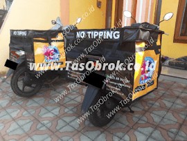 Saddle bag tas kurir obrok dengan logo Cupang terpasang di motor, tas delivery custom