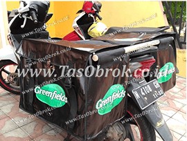 Saddle bag tas kurir obrok dengan logo Greenfields terpasang di motor, tas delivery custom
