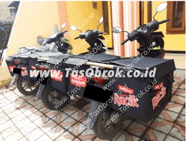 Saddle bag tas kurir obrok dengan logo Indofood terpasang di motor, tas delivery custom