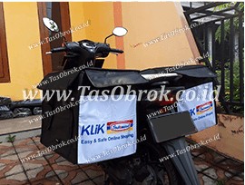 Saddle bag tas kurir obrok dengan logo Indomaret terpasang di motor, tas delivery custom