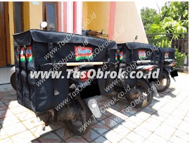 Saddle bag tas kurir obrok dengan logo Indomie terpasang di motor, tas delivery custom