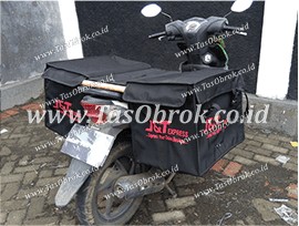 Saddle bag tas kurir obrok dengan logo J&T Express terpasang di motor, tas delivery custom
