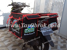 Saddle bag tas kurir obrok dengan logo Ladaku terpasang di motor, tas delivery custom