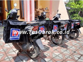 Saddle bag tas kurir obrok dengan logo Nippon Paint terpasang di motor, tas delivery custom