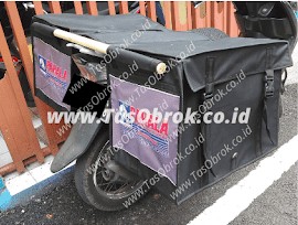 Saddle bag tas kurir obrok dengan logo Pahala Kencana terpasang di motor, tas delivery custom