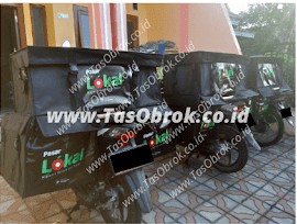 Saddle bag tas kurir obrok dengan logo Pasar Lokal terpasang di motor, tas delivery custom