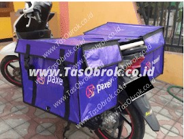 Saddle bag tas kurir obrok dengan logo Paxel terpasang di motor, tas delivery custom