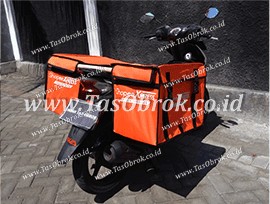 Saddle bag tas kurir obrok dengan logo Shopee Express terpasang di motor, tas delivery custom