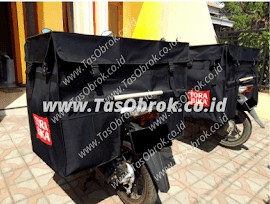 Saddle bag tas kurir obrok dengan logo Torabika terpasang di motor, tas delivery custom